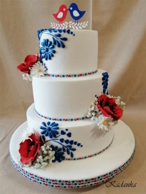 Svadobná torta s folklórnym motívom a ľudovými ornamentmi