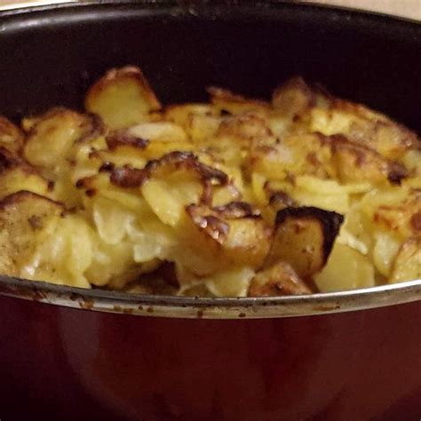 Hotové francúzske zemiaky s klobásou a syrom