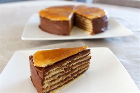 Dobosova torta s typickou karamelovou vrstvou