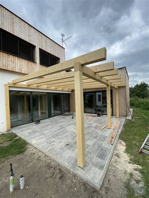 Hotová pergola z KVH hranolov v záhrade