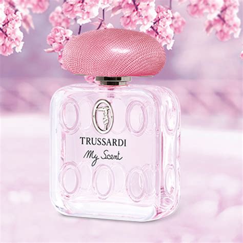 Fľaša telového mlieka Trussardi My Scent s kvetinovým pozadím