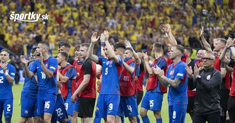 Futbaloví fanúšikovia sledujúci zápas