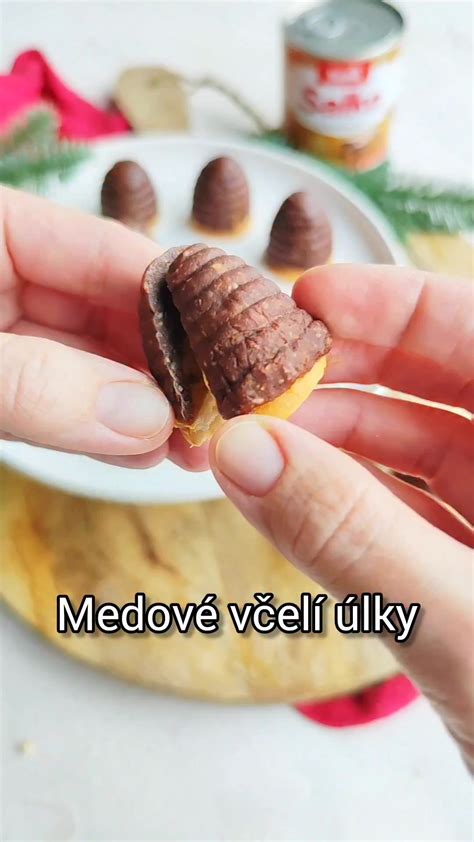 Porovnanie svetlejšieho prírodného a tmavšieho holandského kakaa