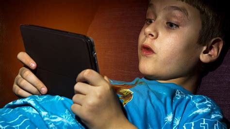 Dieťa počúvajúce rozprávku z tabletu