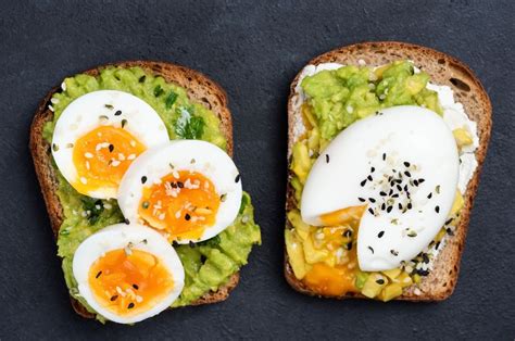 recept na toast s avokádom a vajíčkom