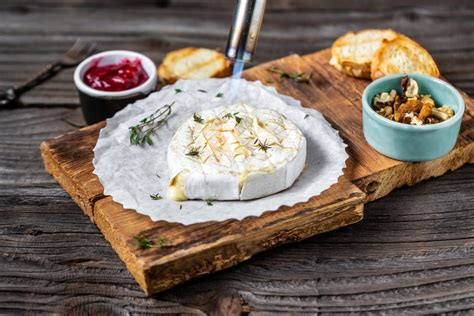 Grilovaný camembert v drevenej krabičke s bylinkami