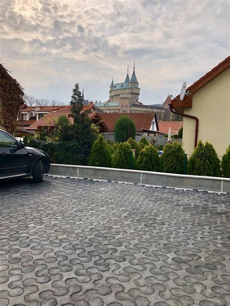 Penzión pod Zámkom a jeho lipová alej