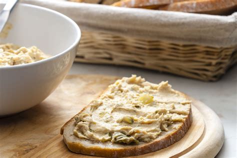 Rillettes s čerstvým chlebom a kyslými uhorkami