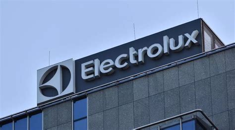 Logo spoločnosti Electrolux a historické fotografie jej produktov