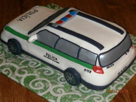 Rozdiel medzi jednoduchou a detailnou verziou torty policajné auto