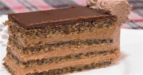 Orechová torta s čokoládovým krémom a posypom z nasekaných orechov