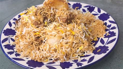 Kachchi Biryani servírované v tradičnom hrnci