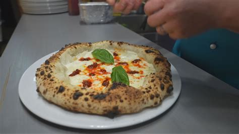 Porovnanie vizuálnych rozdielov medzi Rímskou, Neapolskou a XXL pizzou