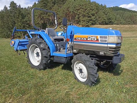 Malotraktor s okopávačom v akcii