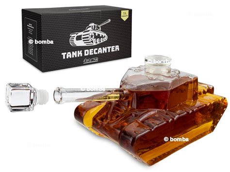 Hotová torta v tvare tanku s detailmi