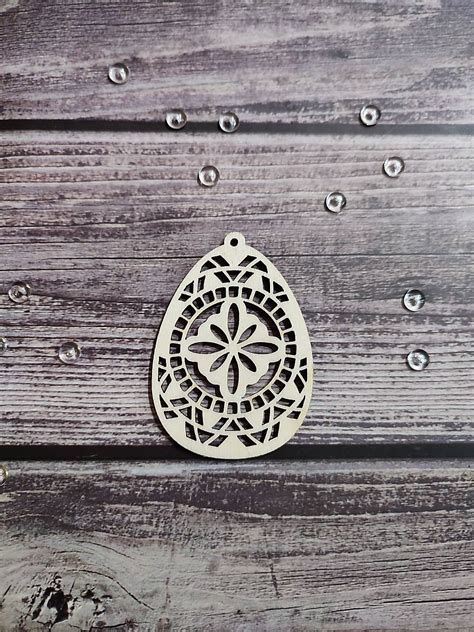 Detailný záber na vyrezávané vajíčko