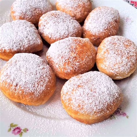 Hotové šišky posypané cukrom