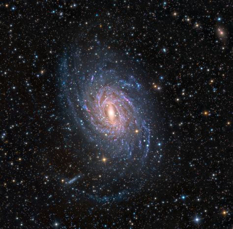 Špirálová galaxia NGC 6744