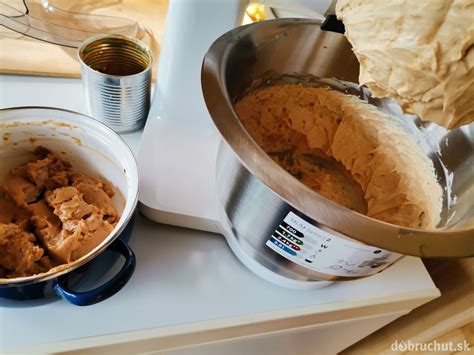 Miska s lahodnou karamelovou plnkou a ingredienciami