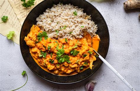 Tofu karí s kokosovým mliekom, zeleninou a ryžovými rezancami