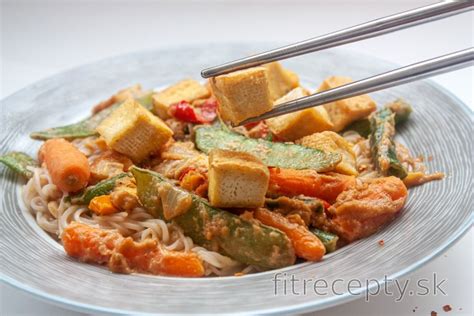 Tofu v arašidovej omáčke s ryžou
