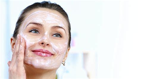 Žena aplikujúca si masku na tvár