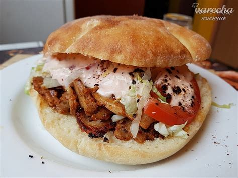 Domáci kurací kebab burger s bohatou plnkou