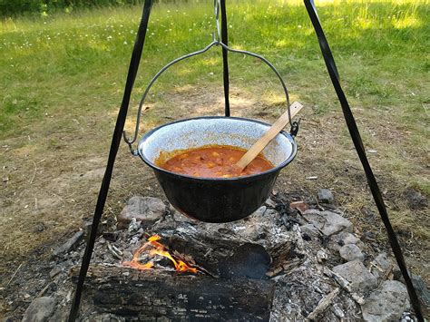 Rodina varí guláš v medenom kotlíku