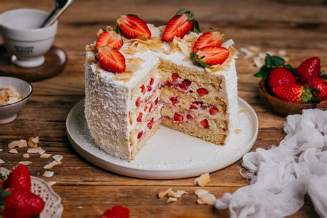 Tvarohovo-ovocná torta s čerstvými jahodami