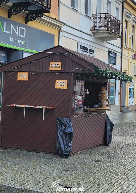 Stánok s vareným vínom a punčom na vianočnom trhu