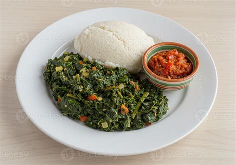 Ugali (kukuričná kaša) so sukuma wiki (kel kučeravý)