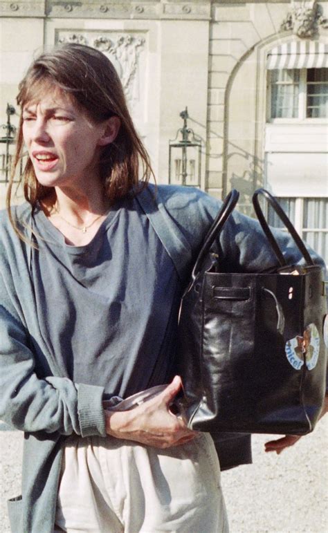 Jane Birkin s ikonickým prúteným košíkom