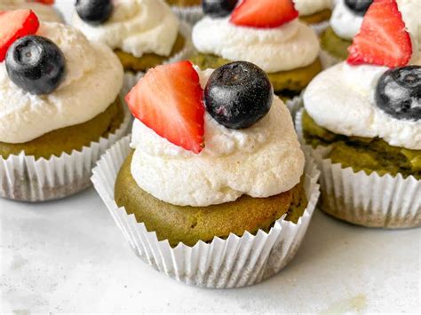 Detailný záber na zdobený muffin s krémom v štýle špirály