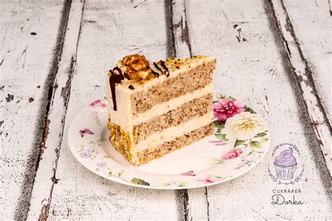 slávnostne ozdobená orechová torta na podnose