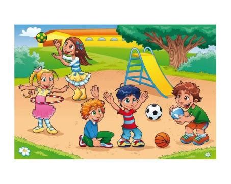 Deti hrajúce sa na pláži s ochranným oblečením