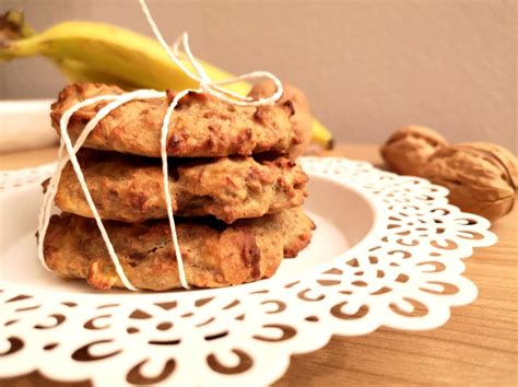 hotové zlatisté proteínové banánové ovsené sušienky