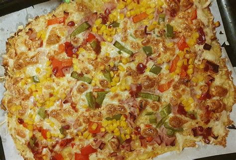 Pizza s mäsovými prísadami a zeleninou