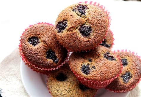 Výber rôznych druhov domácich zdravých muffinov na drevenom podnose