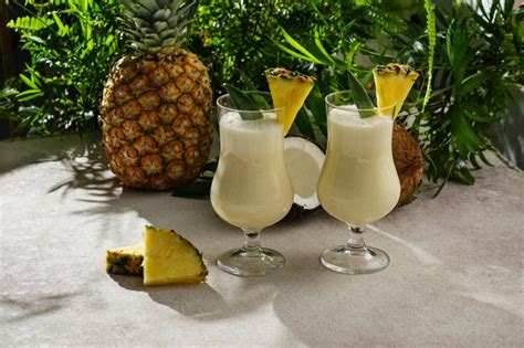 Barman pripravujúci Piña Coladu na pláži