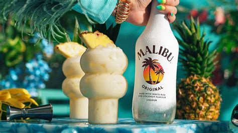 Koktail Malibu Piña Colada v ozdobnom pohári
