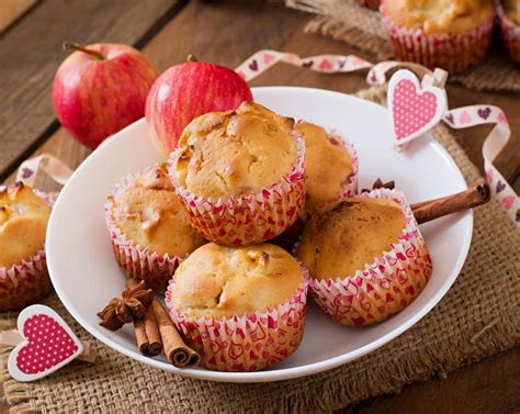 Hotové jablkové muffiny posypané škoricou