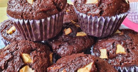 Šťastné deti jedia jablkové muffiny