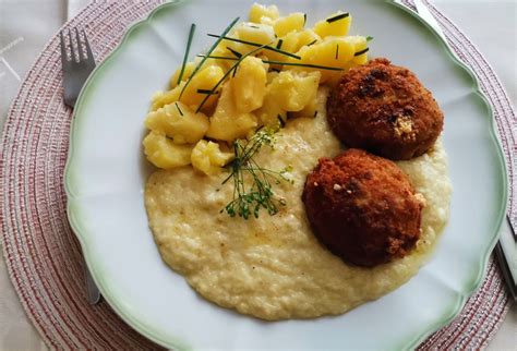 Fašírky s tekvicovým prívarkom a zemiakmi