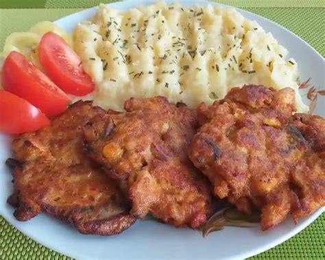 Servírovanie hotových kuracích rezňov