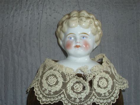 Starožitná bábika s porcelánovou tvárou