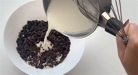 čokoládová ganache v miske
