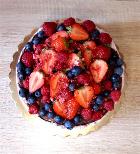Svieža torta bohato zdobená lesným ovocím