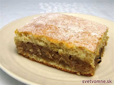 Kuchárka s kysnutým cestom na kuchynskej doske