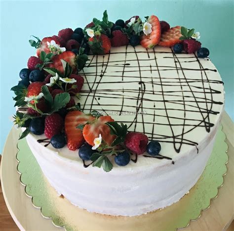 Torta zdobená ovocím v cukre