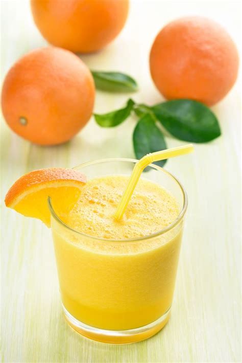 Jablkovo-pomarančové smoothie vo vysokom pohári